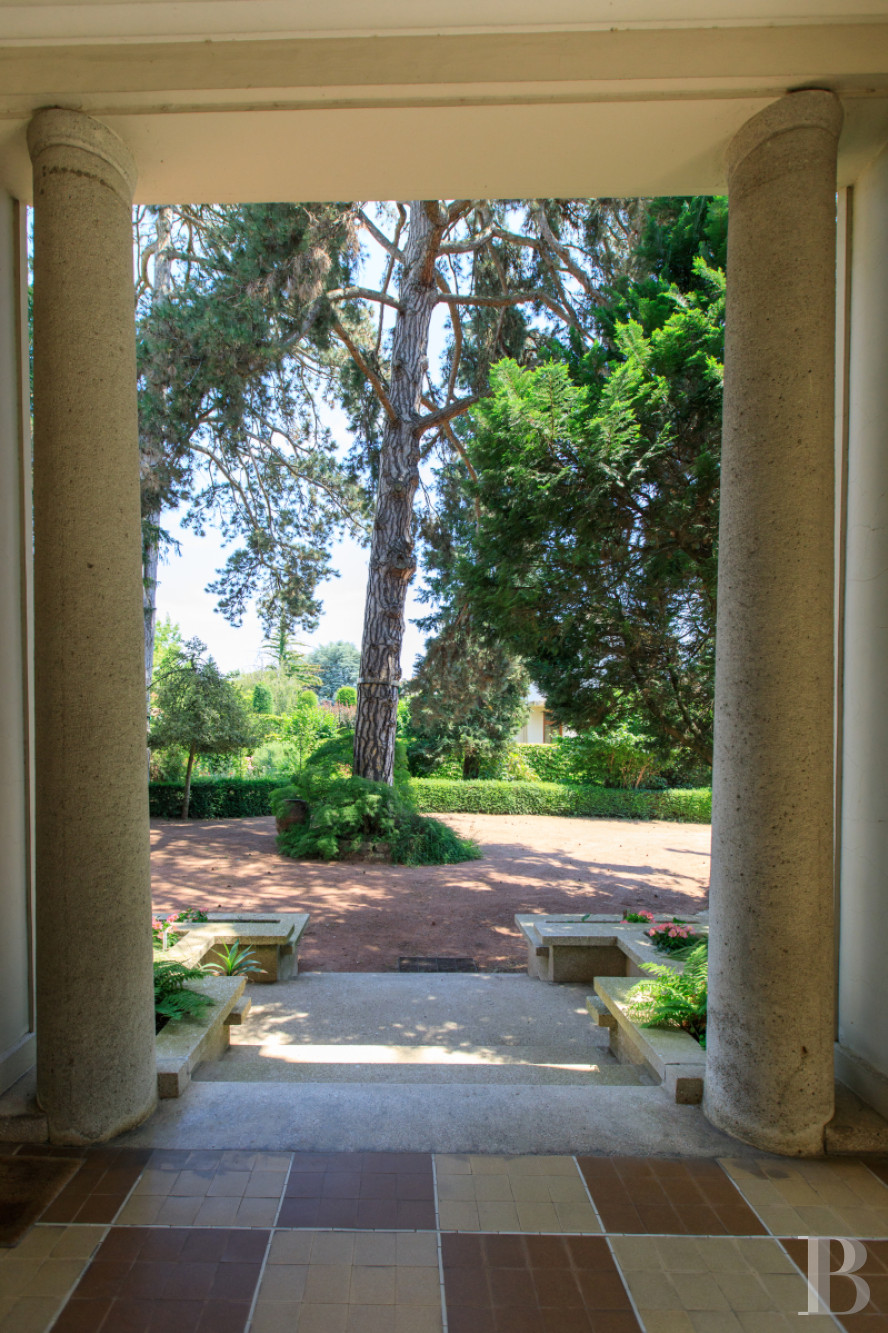 En Saône-et-Loire, à Mâcon, une villa et son jardin entièrement de style Art déco - photo  n°6